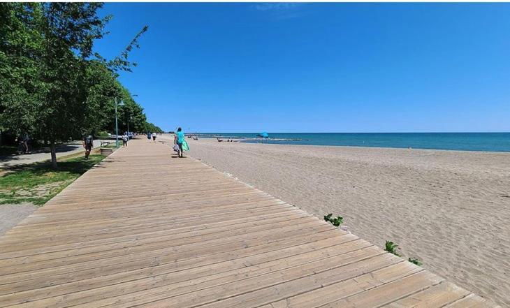 Stunning Rooms In Townhouse Across The Beach Toronto Exteriör bild