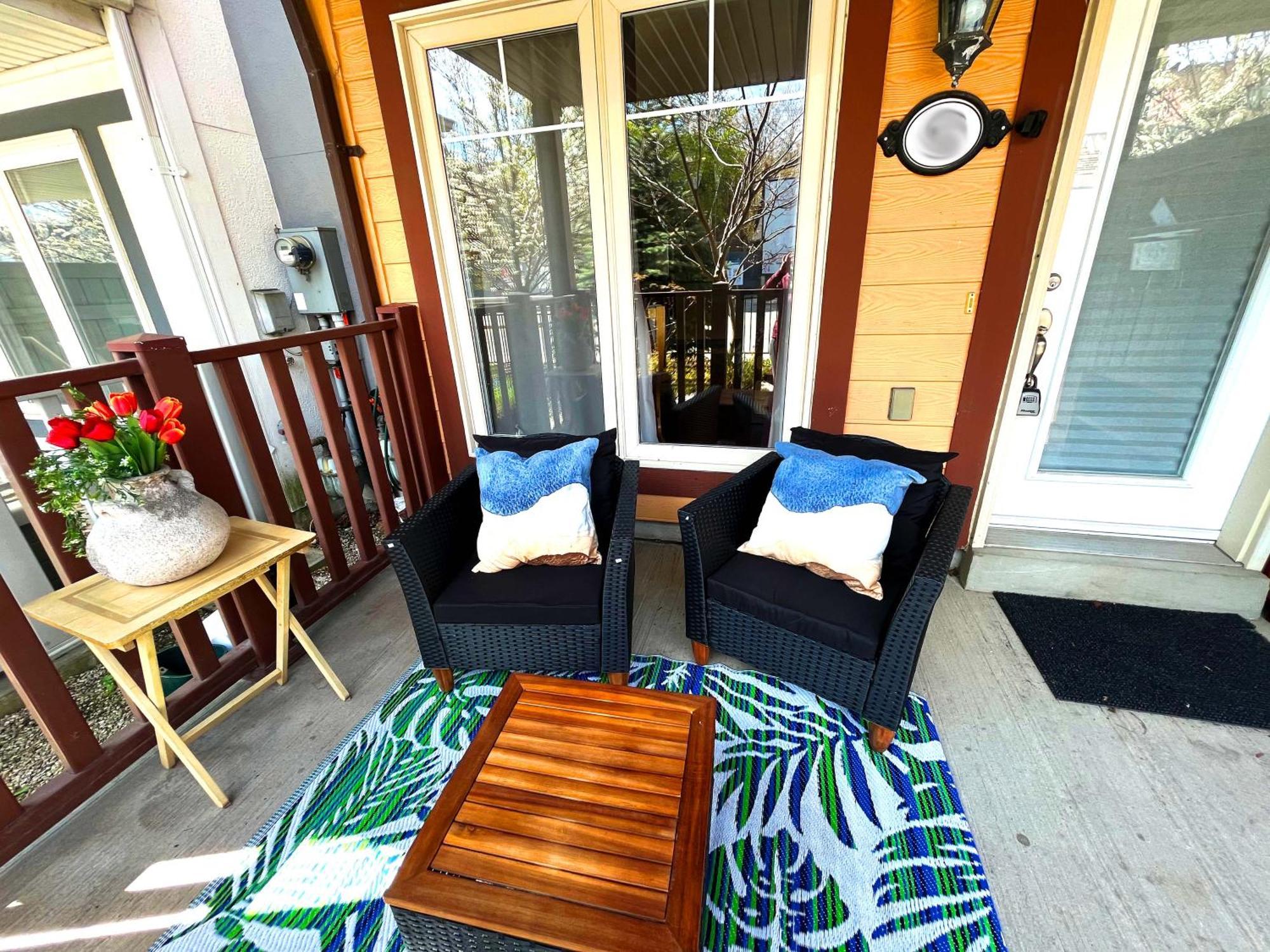 Stunning Rooms In Townhouse Across The Beach Toronto Exteriör bild